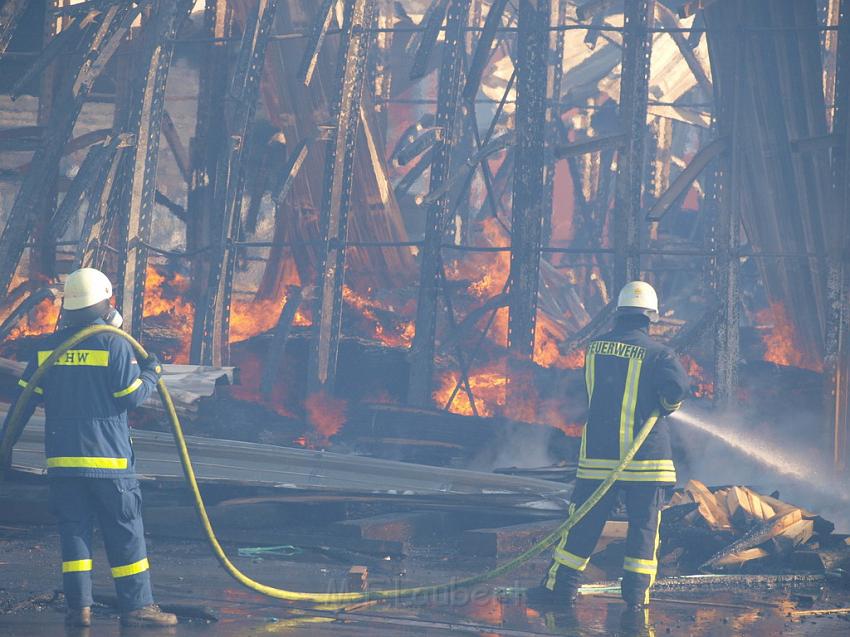 Grossbrand Holzlager Siegburg Industriestr P313.JPG